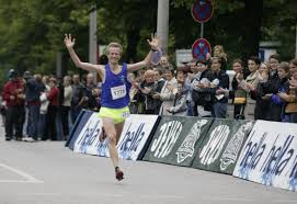 Hella Halbmarathon 2004: Gesamt-Vierter und neuer Hamburger Meister Gösta Ladiges im Ziel (. (Werbung - selbst Werbung schalten?)
