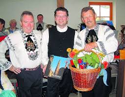 Vorsitzender Werner Kloos (rechts) begrüßte die befreundeten Landsleute aus Traun unter Nachbarvater Dietmar Lindert (Mitte) und Erwin Arz, ...