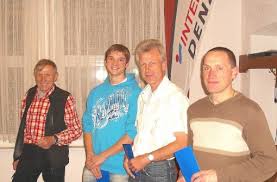 Alfred Denzer war bei der Abschlussfeier des Intersport-Denzer-Cup 2010 froh erstmals mit Dominik Sowieja einen Jugendlichen als Cupsieger vor Reiner ...