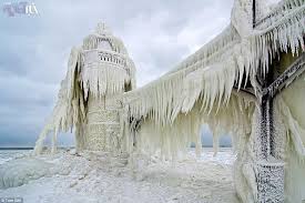 عکس از سازه های عجیب با یخ 1