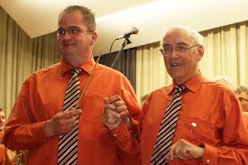 Heinz Feil (rechts) und Martin Spranz. Mit einem emotionalen Abschiedskonzert gab Heinz Feil vom Gesangverein Berg nach 40jähriger Chorleitertätigkeit sein ... - Dirigentenwechsel_0131