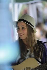 Das Mädchen mit dem Hut: Die erst 15-jährige Lina Kramer überzeugt bei ihren Konzerten mit eigenem Songmaterial.