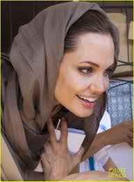 angelina jolie receives gift from iraqi foreign ministry 03