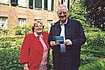 Ruth Willigalla und OB a.D. Horst Bungert mit der frisch gepreßten CD im Garten des Stadtmuseums ...