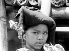... aan een hoofddoek. Dit meisje draagt een "batu jala" textiel over haar ... - COLLECTIE_TROPENMUSEUM_Een_jonge_vrouw_van_Karo-Batak_afkomst_met_oorijzers_%2528padungs%2529_in_de_Karo-Bataklanden_Noord-Sumatra_TMnr_10005436