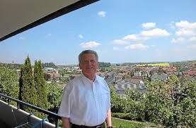 Das Paradies liegt für Herbert Hermle auf seinem Balkon – beim Blick auf sein geliebtes Villingendorf. Foto: PfannesFoto: Schwarzwälder-Bote - media.media.479f3c63-bb91-49d6-95a0-2885195d3426.normalized