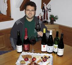 Ulrich Strecker und seine Kollegen von der Weingemeinschaft haben Weihnachtsgebäck mit Wein kombiniert. Foto: bas. ie Kombination aus Schokolade und Wein ... - 23522779