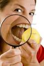 ... Lupe vor ihren Mund, während sie in einen Apfel beißt (Model: Eva Lux) - 10_e2a7336bf542b40e5f06362af0eb9541