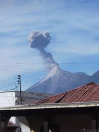 Volcán de Fuego de Guatemala  emite enorme nube de cenizas y cierre del aeropuerto Images?q=tbn:ANd9GcRiCIPfpujBOgXUkpK0i_ugf6lVLm5uGwWmgX7lCS_THTP0meM7Dg