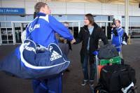 RevierSport-Chefredakteur Heiko Buschmann am Flughafen mit S04-Keeper Manuel Neuer (Foto: firo). Sie bewahrt die Contenance, Berufsethos eben.