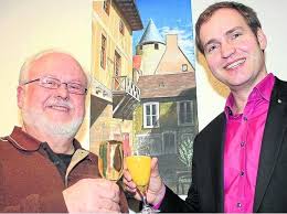 Stimmungsvolle Gemälde: Künstler Peter Matschke (links) und Bürgermeister Michael Aufenanger stießen auf die Ausstellung im Ahnataler Rathaus an.