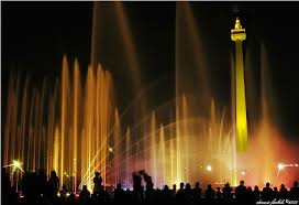 Monumen Nasional yang menjadi kebanggaan warga Jakarta dan Indonesia keseluruhannya. Indah di waktu malam, kumuh di waktu pagi hingga menjelang malam kembali.