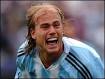 El argentino Luciano Figueroa: dos goles para Argentina. - _40161170_041010_futbol_arg_203a