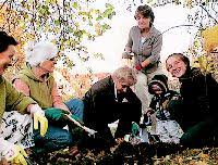 Barbara Berg-Klönhammer, Gerdi Salzmann, Uta Müßiggang, Gemeinderätin Soerrine Winkler sowie Freya und Ute Kistler (v. l.) beim Einpflanzen der