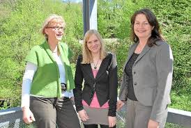 Heiderose Nestle-Röhm (von links) und Drogenberaterin Anja Tischendorf von der Fachstelle Sucht installieren in Zusammenarbeit mit Krankenhausdirektorin ...