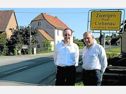 Besuchten die Heimat ihrer Vorväter: Alexander Fülling und sein australischer Vetter Trevor Fuelling (rechts) sahen sich in Zwergen um. Foto: Mohr