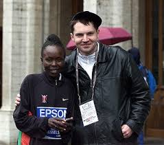 Robin Kloeppel WELT-Straßenläuferin Tegla Loroupe mit dem Journalisten Robin Klöppel