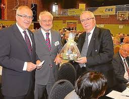In der festlich geschmückten Sporthalle begrüßte Heimatbund-Präsident Hans-Georg Knappik neben rund 500 Gästen aus den beiden Landkreisen Cloppenburg ...