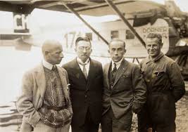 ... aus der Anfangszeit der Schweizer Luftfahrt. Die Teilnehmer am Afrikaflug von 1927 (von links nach rechts): René Gouzy, Arnold Heim, Walter Mittelholzer ... - Mittelholzer12