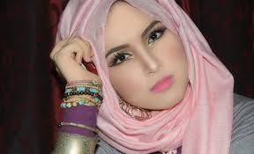 Tips cara memilih jilbab yang cocok sesuai bentuk wajah ...