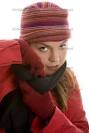 Frau in Winterkleidung bindet sich ihren Schal um (Model: Eva Lux)