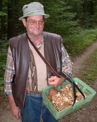 Adolf Hausmann aus Halle-Neustadt ist ein Unikum. Ich begegnete ihm am 23.8.2005 mitten im Staatsforst Ziegelroda. Er schwört auf seinen putzigen Korb mit ...