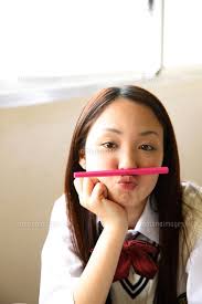 ペンを口で挟む日本人の女子高校生(c)Nonoko Kameyama/. 作品の本使用には料金が発生します。事前に使用条件をご確認ください。 - 30029000217