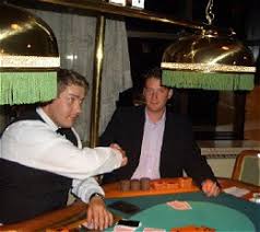 Poker-Dealer Dennis Lehmann gratuliert dem Gewinner Dirk Krentorz Trotz des zur Verfügung gestellten höheren Spielkapitals von 1.500 dauerte das Turnier ...