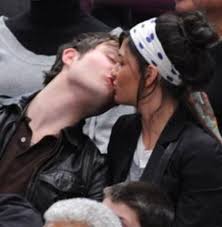 Kiss on the Lips-->Paparazzi Images?q=tbn:ANd9GcTInvA-o__WejNQqPTwb71sr53Yn6k0trfgLNOpMwH2m34TV3iA