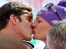 Maria Riesch küsst nach dem Rennen ihren Verlobten Marcus Höfl.