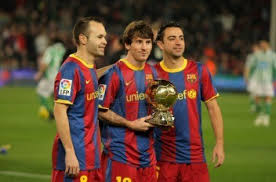 Iniesta, Messi Y Xavi De Barcelona Con El Balón De Oro Antes De ... - 8757062-iniesta-messi-y-xavi-de-barcelona-con-el-balon-de-oro-antes-de-una-copa-de-espana-partido-entre-fc-b