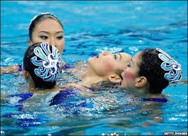 There is concern in the pool when Japan\u0026#39;s Hiromi Kobayashi is helped out of the water by her synchronised swimming team-mates - _44952856_0d55b6d7-7975-430d-8c9a-375e36cf831d