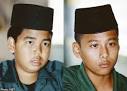 Abdul Samad Abdullah (left), 14, and Mohd Khairul Amzar Zaib worked together ... - 20110313.161615_110313-durian3