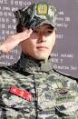 Nam diễn viên Hyun Bin được nhận tuyên dương là một người lính gương mẫu. - 2012120614054959353_1