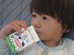 綺麗だ～ s-ko00kaiya 007.jpg 俊輔も、朝霧牛乳を飲んで、ご機嫌です。 - s-ko00kaiya%2520007