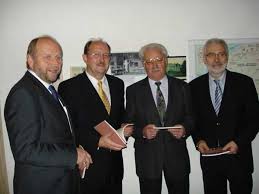 Georg Schmidbauer (2. von rechts) aus Waldthurn stellte die Broschüre vor. Ein großer Helfer bei der Erstellung des Werkes war auch Reinhold Zapf ... - Landrat-ich-Schmidbauer-Zap