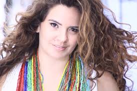A cantora Karynna Spinelli vem mostrando que mesmo tendo na veia o samba, também faz bonito com outros ritmos pernambucanos. - karynna_2
