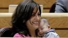 La senadora Yolanda Pineda con su bebé en brazos (Foto: EFE). 1341747640 - senadora-Yolanda-Pineda-Foto-EFE_TINIMA20120522_0413_18