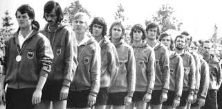 Die deutsche Hockey-Nationalmannschaft bei der Siegerehrung in München 1972 mit Werner Kaessmann, Wolfgang Baumgart, Ulrich Klaes, Michael Peter, ... - olyh72c