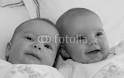 Foto: twins playing in bed (copyright) Robert Hammer #2440900