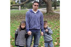 Schock nach der Bluttat: Mit seinen Kindern Shayenne (6, links) und Malik (5) erholt sich Johnny Pankey (23) momentan auf einer Kur.Foto: privat - media.media.4d17c3a1-6b73-49e4-b433-23645352436c.normalized