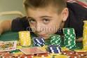 Foto: boy at the poker table (copyright) Jason Kennedy #1095545 - 400_F_1095545_HgPvwKqDj7zrEFHvogCDjcU0sl8V1G