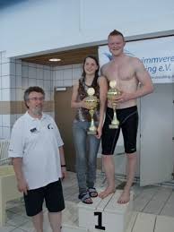 Der Bezirksratvorsitzende Niederbayern, Franz-Josef Cecetka, überreicht Cindy Oberneder und Robert Gebhart die Pokale für die punktbesten ...