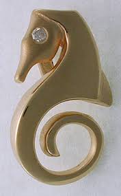 صور بعض المشغولات الذهبيه على شكل حصان البحر Sea-horse-slp063~100