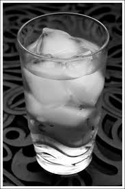 من 1 الى 5 وكب كأس مــاء بارد على العضو اللي تحبو........كوووووووول Glass-of-water