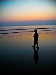 4-Enfant-seul-sur-une-plage-FlickR-CC