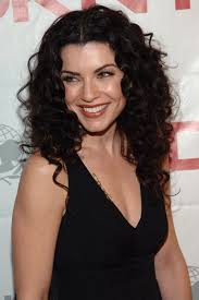 How tall is Julianna Margulies