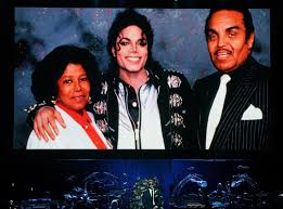 MJ con i genitori - Pagina 2 Michael-Jackson-Memorial-Service