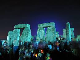 http://t3.gstatic.com/images?q=tbn:q0zzI-_2JZKTCM:http://upload.wikimedia.org/wikipedia/commons/f/f5/Stonehenge_Summer_Solstice_eve_02.jpg