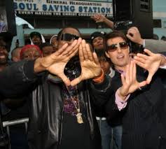 Tom Cruise y kanye West - piramide elitista Tom-cruise-kanye-west-illuminati-pyramid-freemason-sign-BET-2